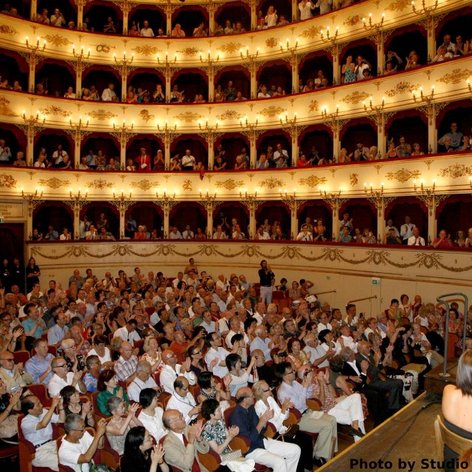 Besucher im Opernhaus beim Rossini Opera Festival