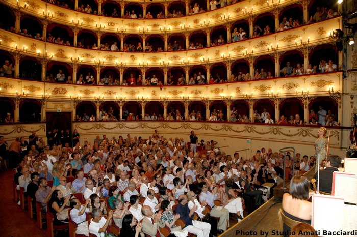 Besucher im Opernhaus beim Rossini Opera Festival