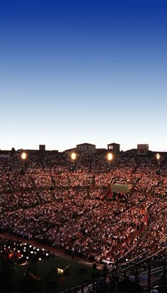 Arena di Verona besetzte Zuschauerränge in der Abenddämmerung