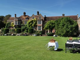 Glyndebourne Picknicktisch im Garten mit Manor House