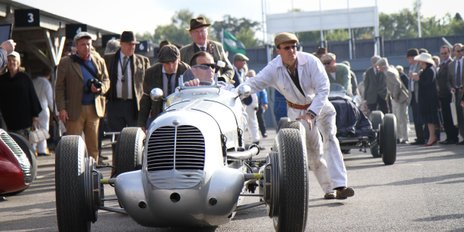 Goodwood Revival Oldtimer wird geschoben