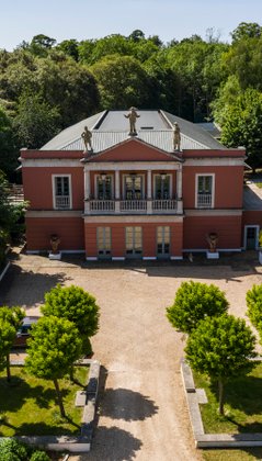 Vorplatz und Opernhaus Longborough Festival Opera