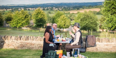Picknick im Garten beim Longborough Festival Opera