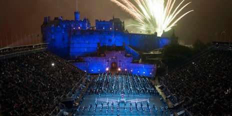 Feuerwerk und Edinburgh Castle Royal Edinburgh Military Tattoo