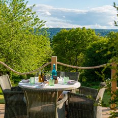 Tisch im Garten Pizzeria Beaverbrook Hotel