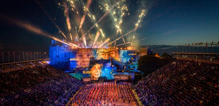 Lichtershow und Feuerwerk Tattoo Edinburgh