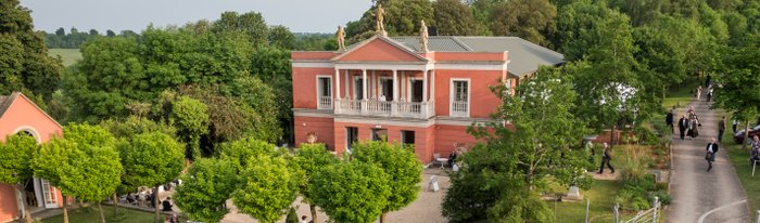 Opernhaus mit Vorplatz Longborough Festival Opera