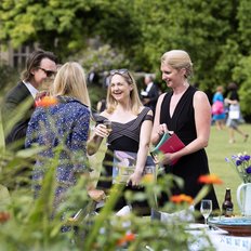 Glyndebourne Festivalbesucher im Garten