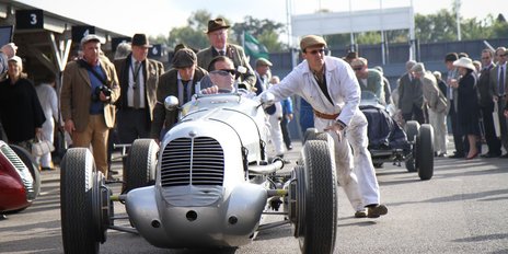 Goodwood Revival Oldtimer wird geschoben