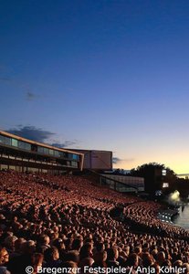Bregenzer Festspiele Tribüne mit Zuschauern und Abenddämmerung