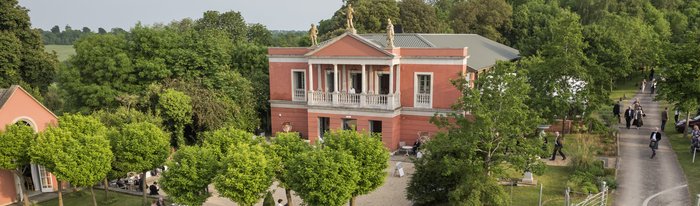 Opernhaus mit Vorplatz Longborough Festival Opera