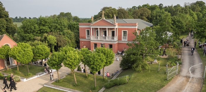 Opernhaus mit Vorplatz Longborough Festival Opera