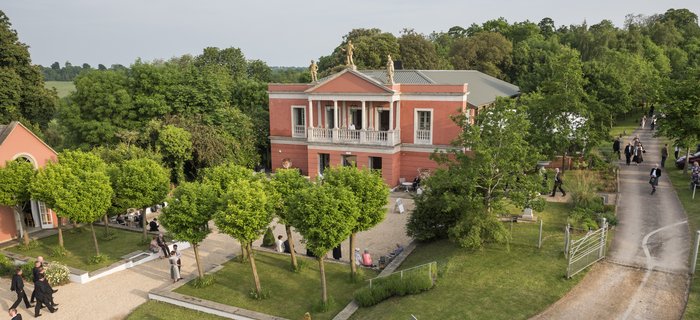 Opernhaus mit Vorplatz Longborough Festival Opera