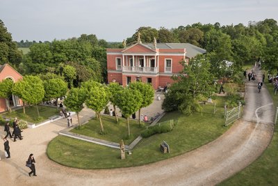 Opernhaus mit Vorplatz Longborough Festival Opera