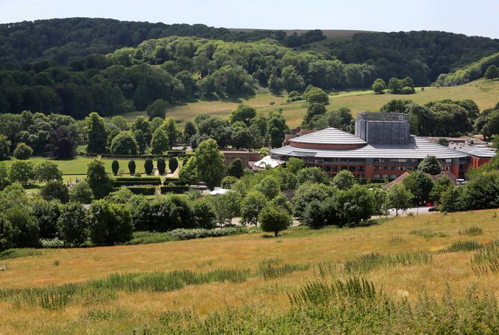 Glyndebourne Opernhaus und Gelände vom Hügel betrachtet