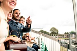 Goodwood Revival Besucher an der Rennstrecke