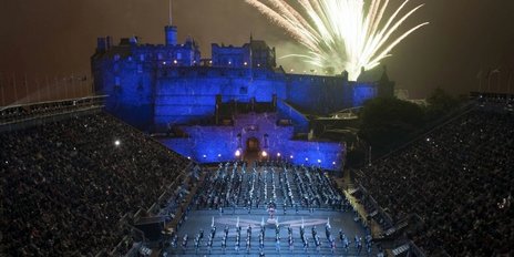 Feuerwerk und Edinburgh Castle Royal Edinburgh Military Tattoo