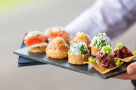 Canapés gereicht auf zwei Platten