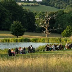 Grüne Wise, See und Bäume