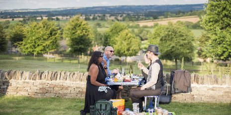 Picknick im Garten beim Longborough Festival Opera