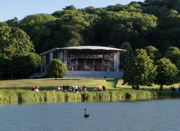 Das Opernhaus im Vordergrund ein See