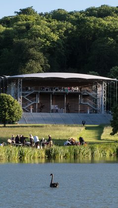 Das Opernhaus im Vordergrund ein See