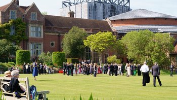 Glyndebourne Festival Besucher im Garten mit Opernhaus