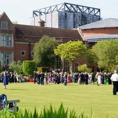 Glyndebourne Festival Besucher im Garten mit Opernhaus