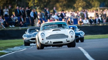 Goodwood Revival Fahrzeuge während eines Rennens