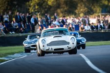 Goodwood Revival Fahrzeuge während eines Rennens