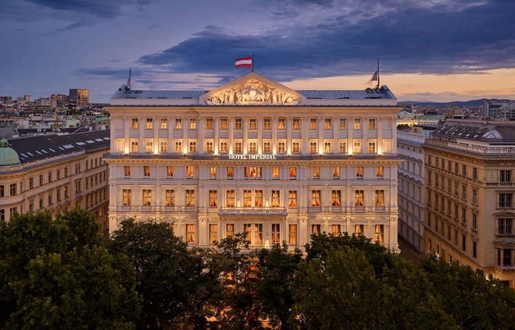 Hotel Imperial Wien Aussenansicht mit Beleuchtung bei Nacht