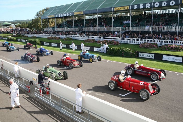 Goodwood Revival Oldtimer warten auf den Rennstart