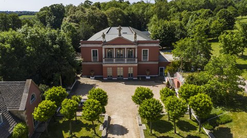 Vorplatz und Opernhaus Longborough Festival Opera