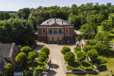 Vorplatz und Opernhaus Longborough Festival Opera