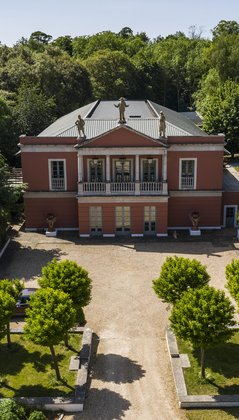 Vorplatz und Opernhaus Longborough Festival Opera