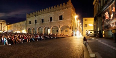 Besucher am Abend im freien beim Rossini Opera Festival