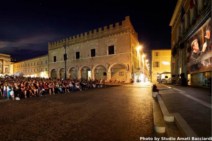 Besucher am Abend im freien beim Rossini Opera Festival