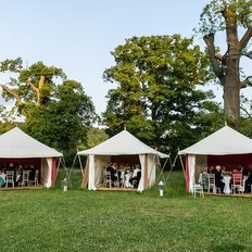 3 Marquees im Garten im Vordergrund Wise und im Hintergrund Bäume