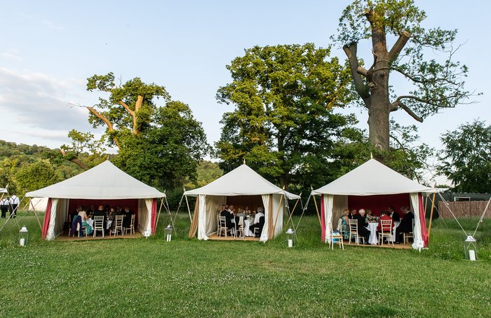 3 Marquees im Garten im Vordergrund Wise und im Hintergrund Bäume
