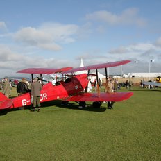 Goodwood Revival rotes Doppeldecker-Flugzeug