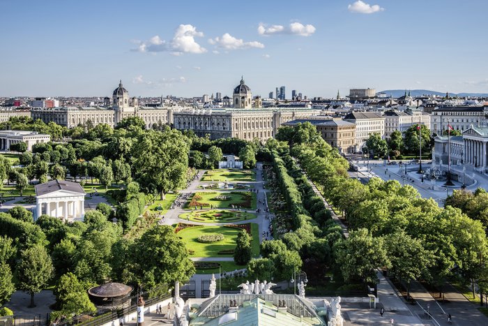 Wien Volksgarten mit Museen und Parlament