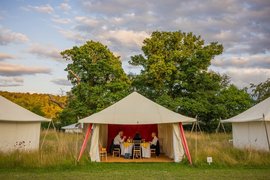 Opernbesucher beim Dinner in Ihrer Marquees