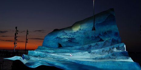 Bregenzer Festspiele Seebühne beleuchtet bei Nacht