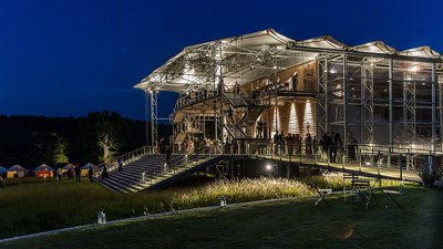 Beleuchteter Opernpavilion im Dunkeln