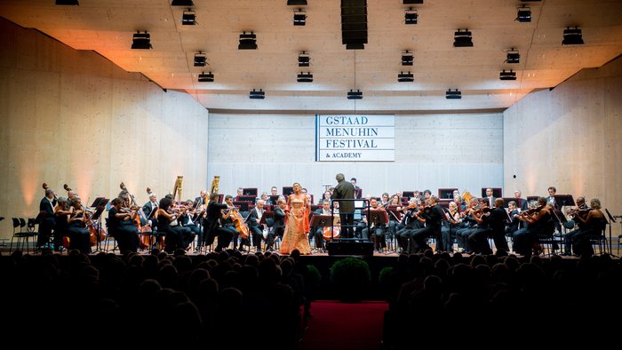 Orchester auf einer Bühnen beim GSTAAD MENUHIN FESTIVAL