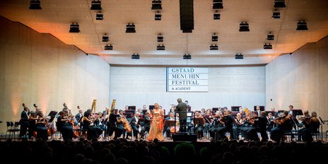 Orchester auf einer Bühnen beim GSTAAD MENUHIN FESTIVAL