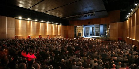 Besucher, Bühne mit Sängern und Sängerinnen beim Rossini Opera Festival