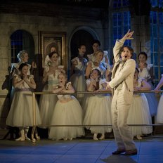 Bühnenbild mit Operndarstellern