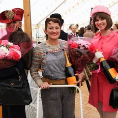 Goodwood Revival 3 Frauen mit Blumen