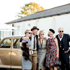 Goodwood Revival Besucher in Kleidung früherer Zeit